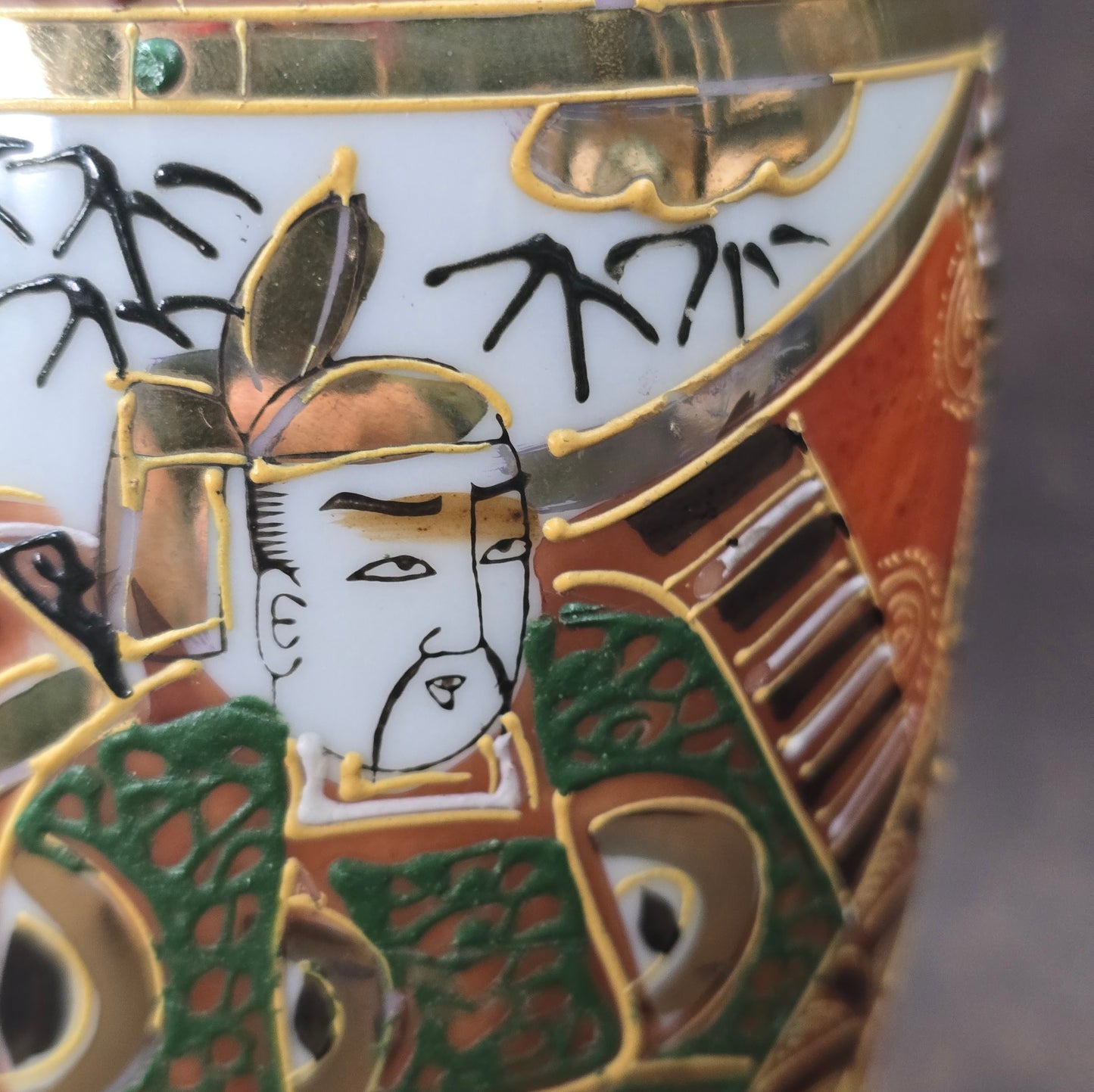 Handbemalte Satsuma Porzellanvase aus Japan mit Goldrelief und Figurenmotiven, ca. 1950er Vintage.