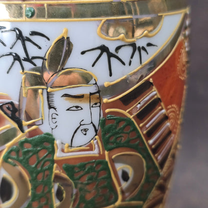 Handbemalte Satsuma Porzellanvase aus Japan mit Goldrelief und Figurenmotiven, ca. 1950er Vintage.