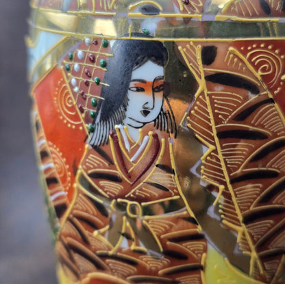Handbemalte Satsuma Porzellanvase aus Japan mit Goldrelief und Figurenmotiven, ca. 1950er Vintage.