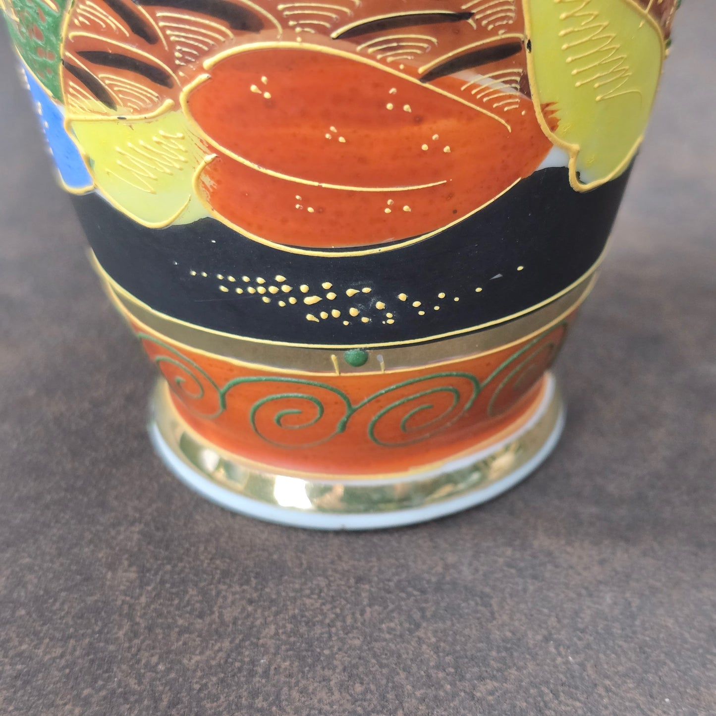 Handbemalte Satsuma Porzellanvase aus Japan mit Goldrelief und Figurenmotiven, ca. 1950er Vintage.
