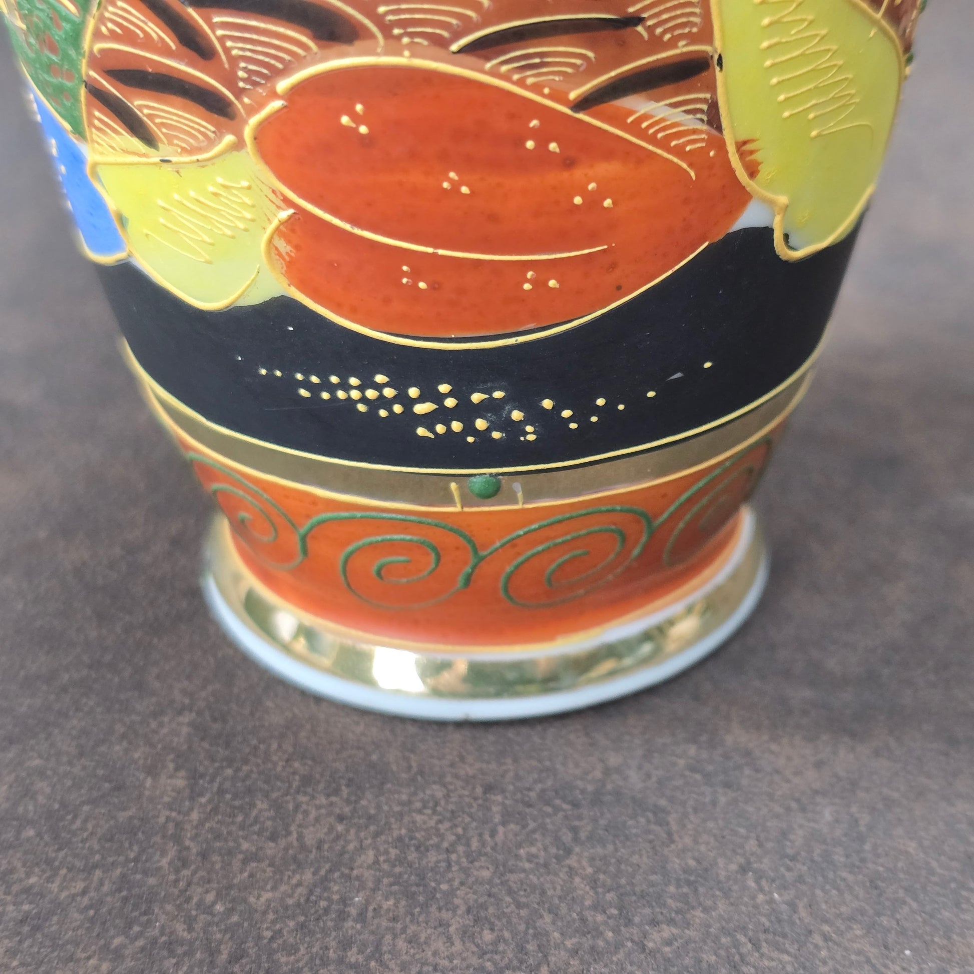 Handbemalte Satsuma Porzellanvase aus Japan mit Goldrelief und Figurenmotiven, ca. 1950er Vintage.