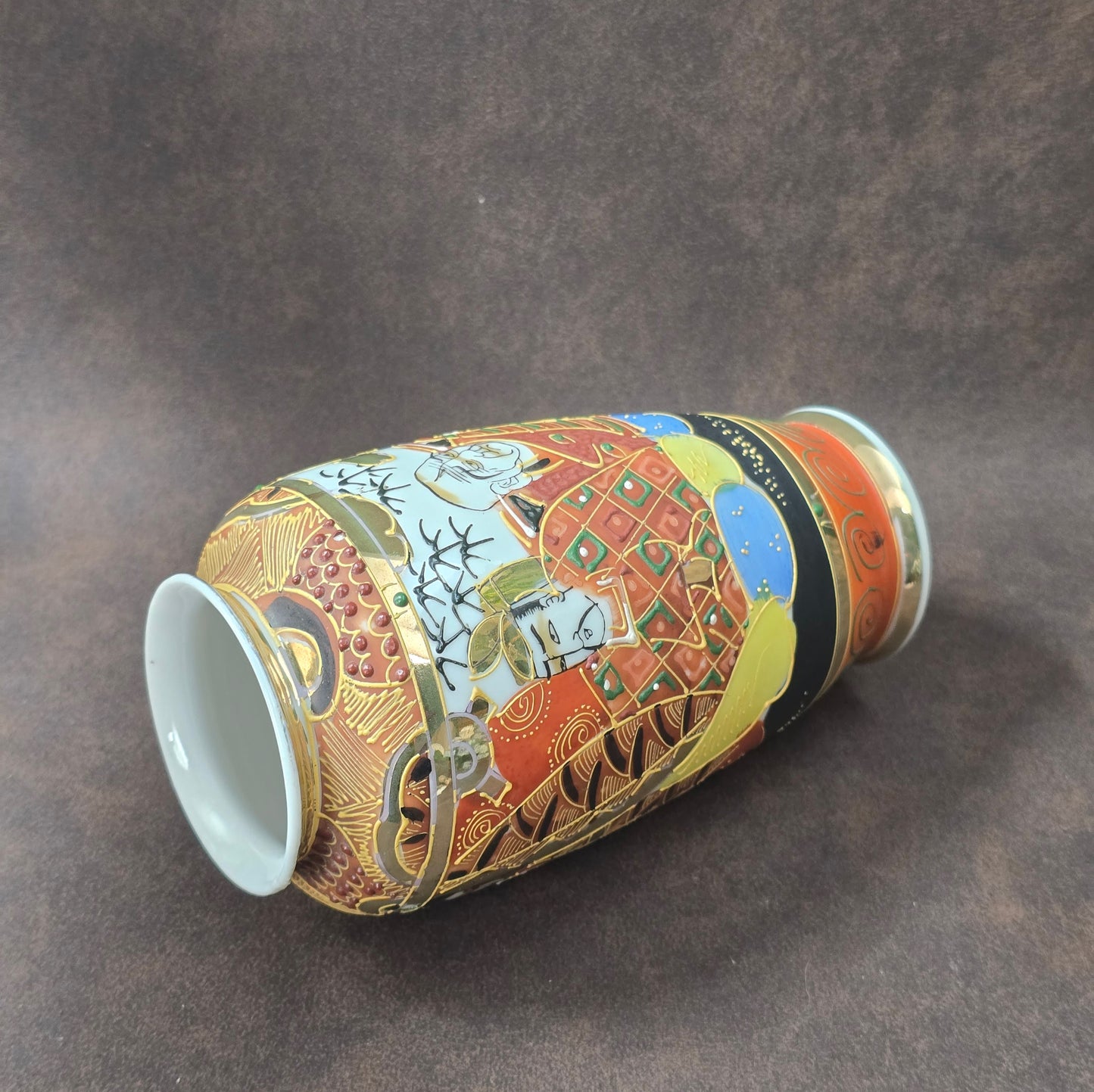 Handbemalte Satsuma Porzellanvase aus Japan mit Goldrelief und Figurenmotiven, ca. 1950er Vintage.