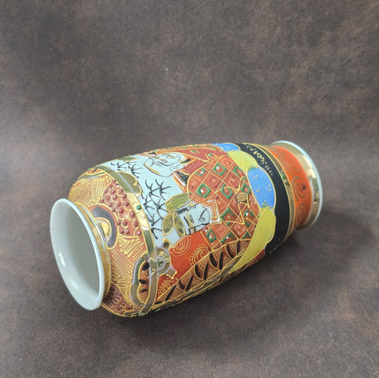 Handbemalte Satsuma Porzellanvase aus Japan mit Goldrelief und Figurenmotiven, ca. 1950er Vintage.