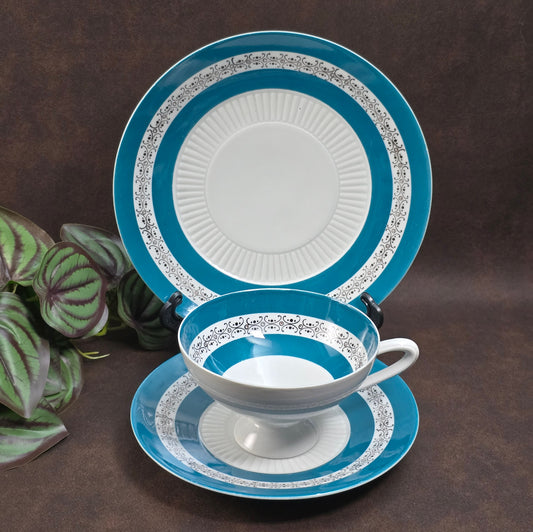 Vintage-Gedeck aus der DDR: Schierholz Plaue, 1960er-Jahre. Ausdrucksstarkes Türkis, stilvoller Kontrast. Ein Must-Have für Sammler & Retro-Liebhaber.