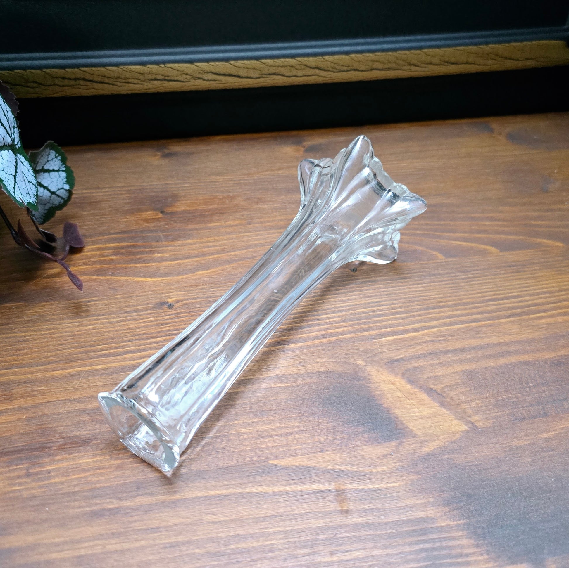 Schlanke Kristallglas-Vase mit sternförmigem Fuß – 15 cm hoch – Vintage-Design aus den 1980ern für einzelne Blumen oder zarte Deko.