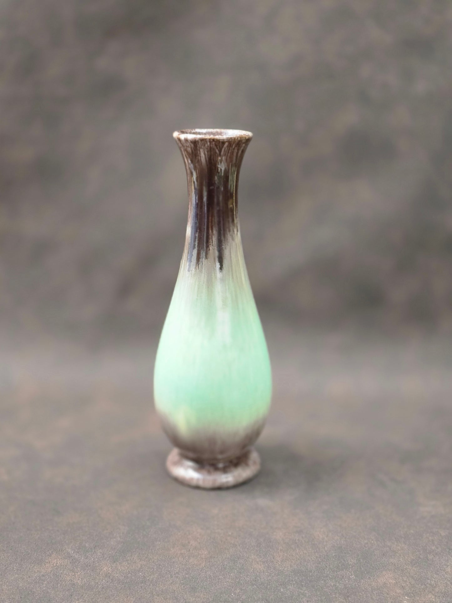 Elegante Vintage-Keramikvase mit grün-brauner Laufglasur, westdeutsche Studio-Keramik der 1960er Jahre, zeitlose Mid-Century-Ästhetik.
