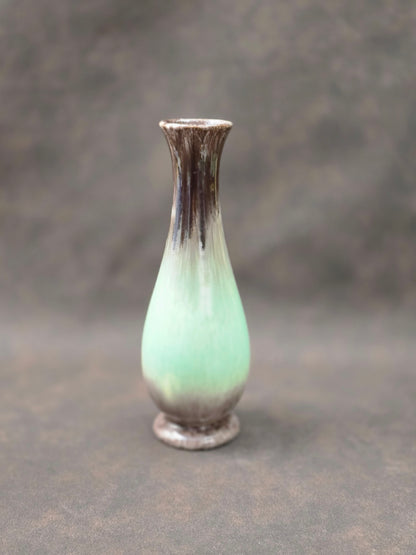 Elegante Vintage-Keramikvase mit grün-brauner Laufglasur, westdeutsche Studio-Keramik der 1960er Jahre, zeitlose Mid-Century-Ästhetik.