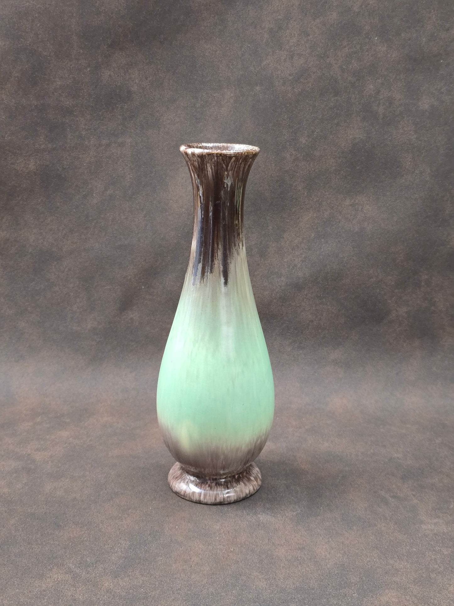 Elegante Vintage-Keramikvase mit grün-brauner Laufglasur, westdeutsche Studio-Keramik der 1960er Jahre, zeitlose Mid-Century-Ästhetik.