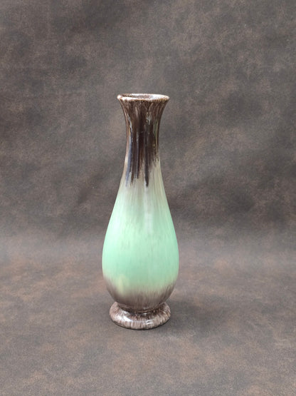 Elegante Vintage-Keramikvase mit grün-brauner Laufglasur, westdeutsche Studio-Keramik der 1960er Jahre, zeitlose Mid-Century-Ästhetik.