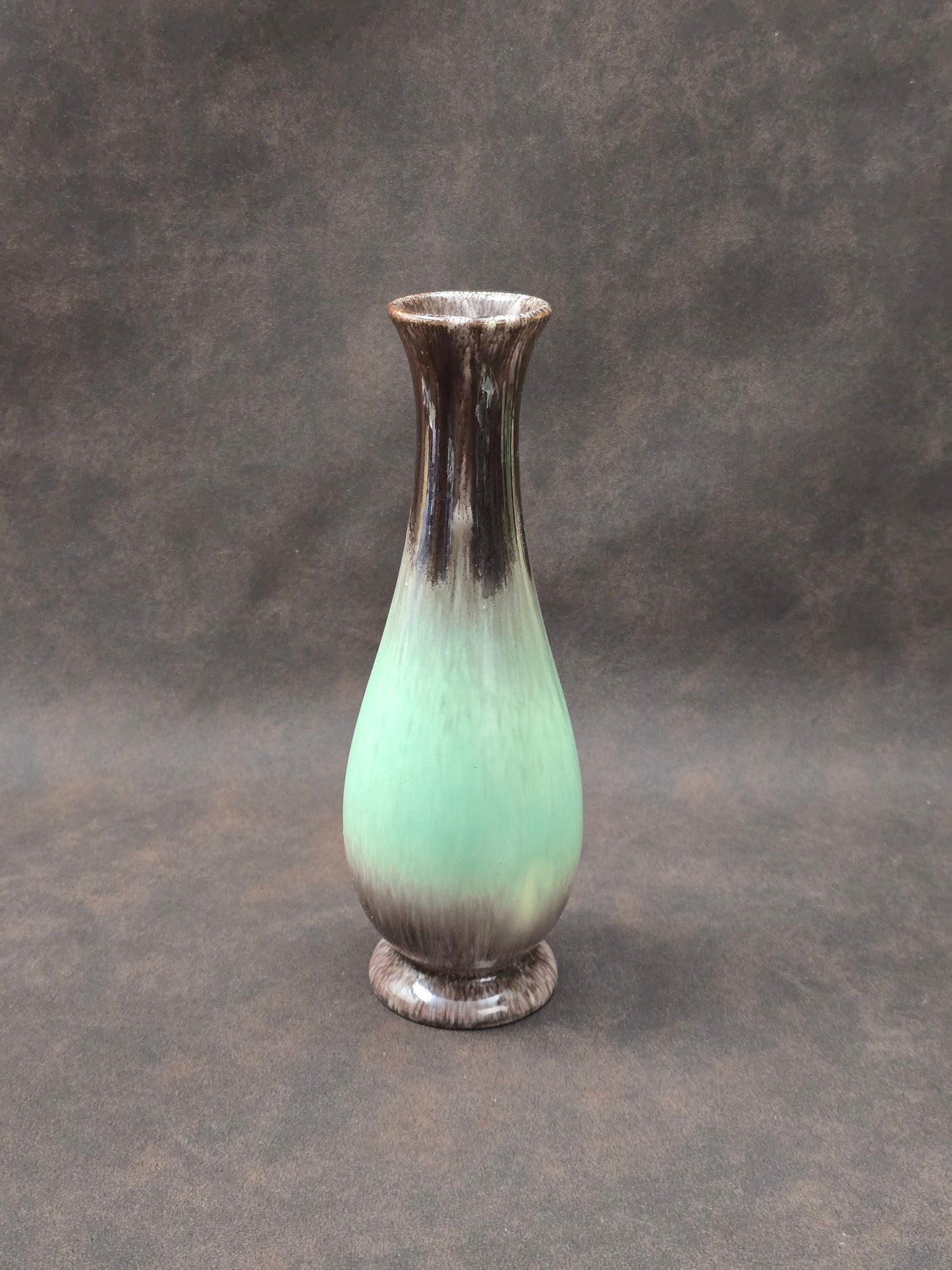 Elegante Vintage-Keramikvase mit grün-brauner Laufglasur, westdeutsche Studio-Keramik der 1960er Jahre, zeitlose Mid-Century-Ästhetik.
