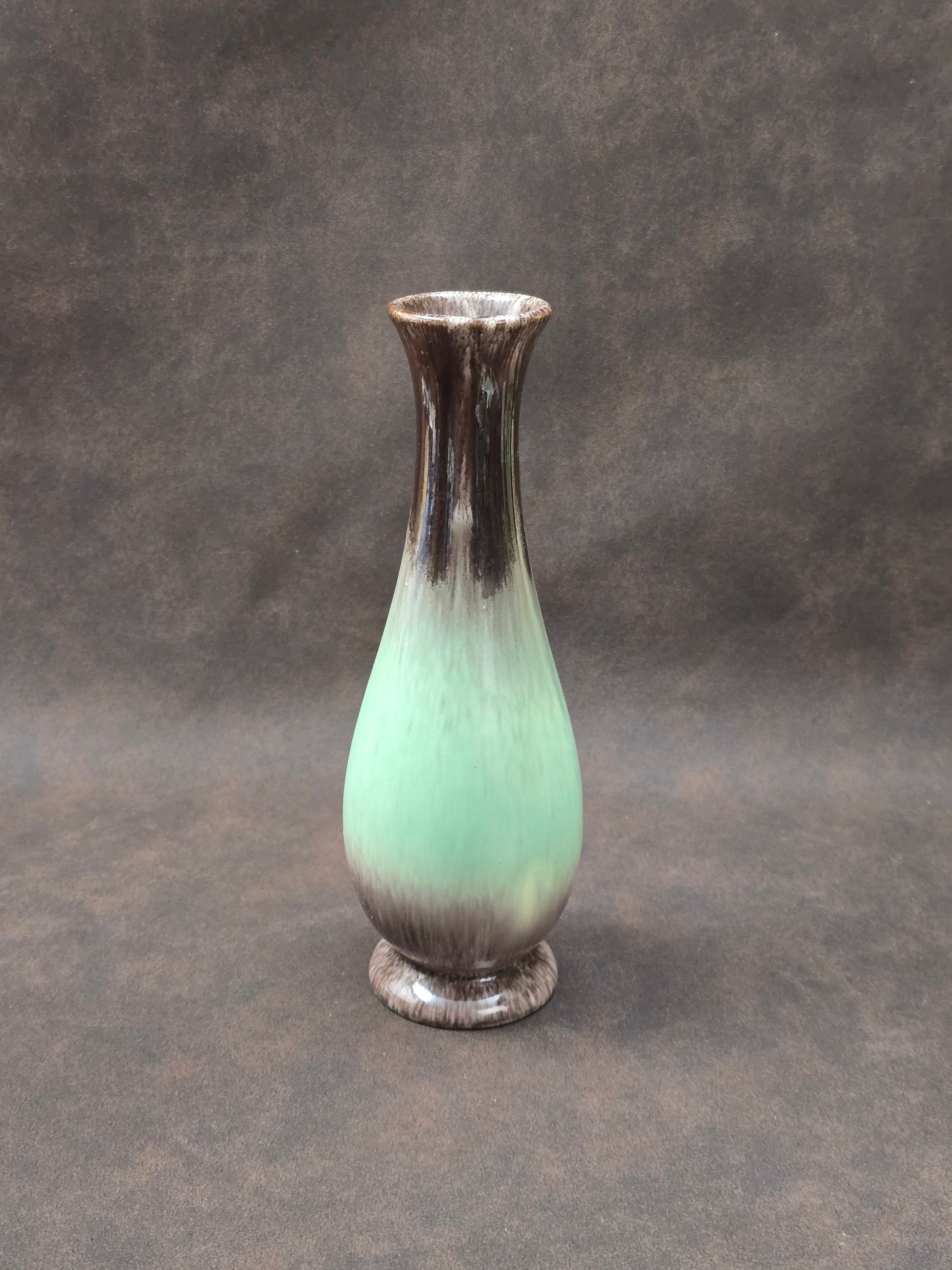 Elegante Vintage-Keramikvase mit grün-brauner Laufglasur, westdeutsche Studio-Keramik der 1960er Jahre, zeitlose Mid-Century-Ästhetik.