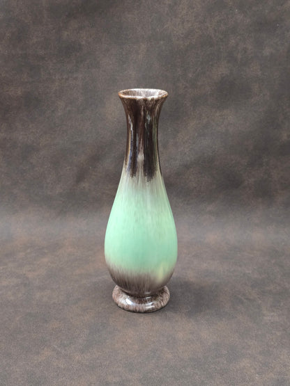 Elegante Vintage-Keramikvase mit grün-brauner Laufglasur, westdeutsche Studio-Keramik der 1960er Jahre, zeitlose Mid-Century-Ästhetik.