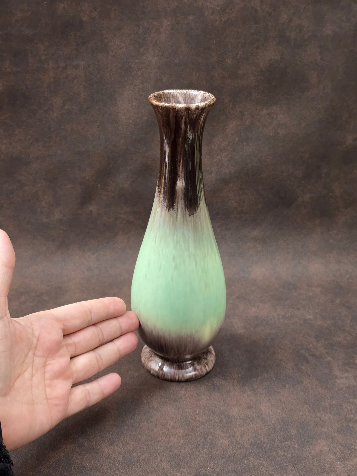 Elegante Vintage-Keramikvase mit grün-brauner Laufglasur, westdeutsche Studio-Keramik der 1960er Jahre, zeitlose Mid-Century-Ästhetik.