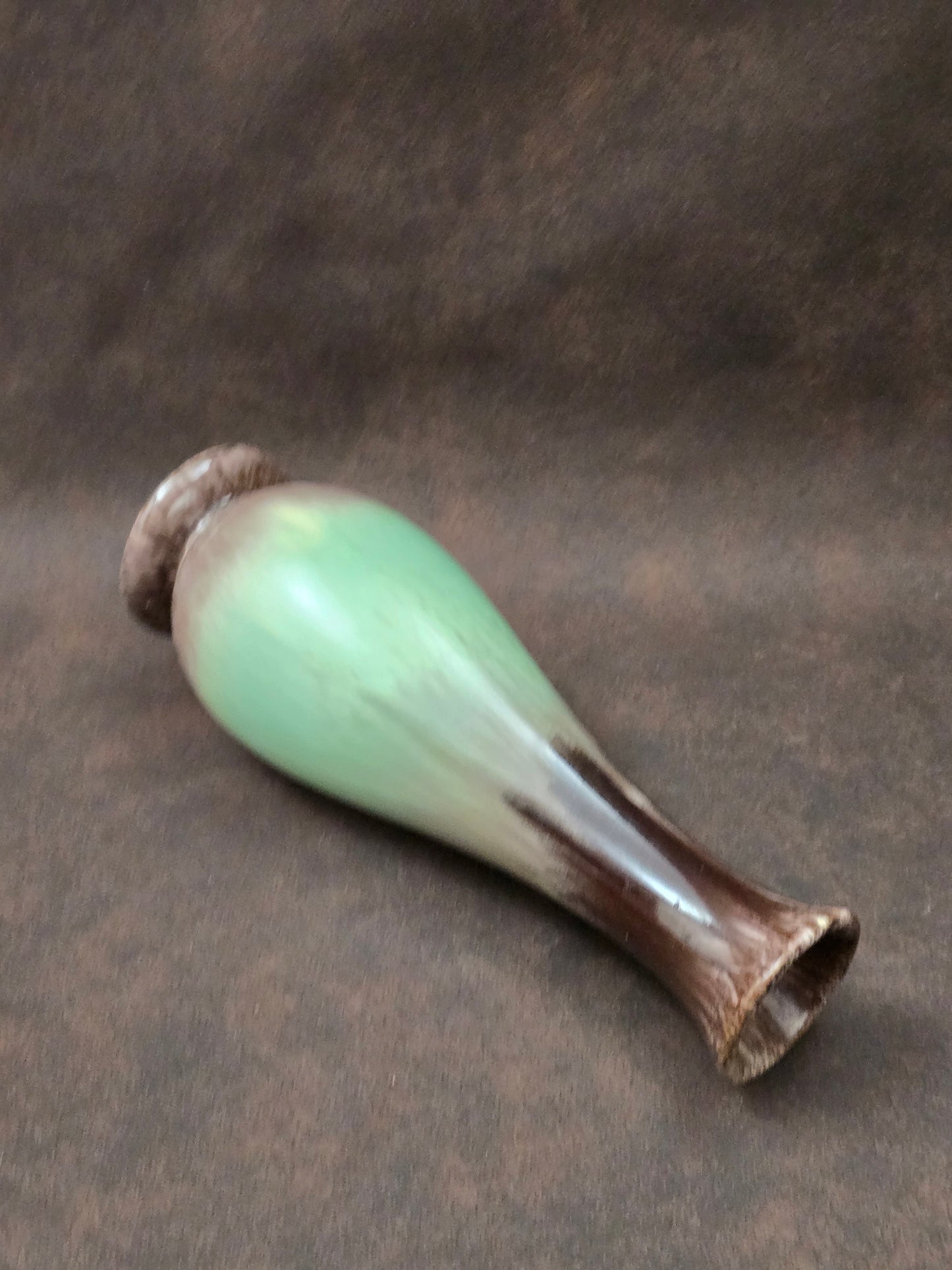 Elegante Vintage-Keramikvase mit grün-brauner Laufglasur, westdeutsche Studio-Keramik der 1960er Jahre, zeitlose Mid-Century-Ästhetik.