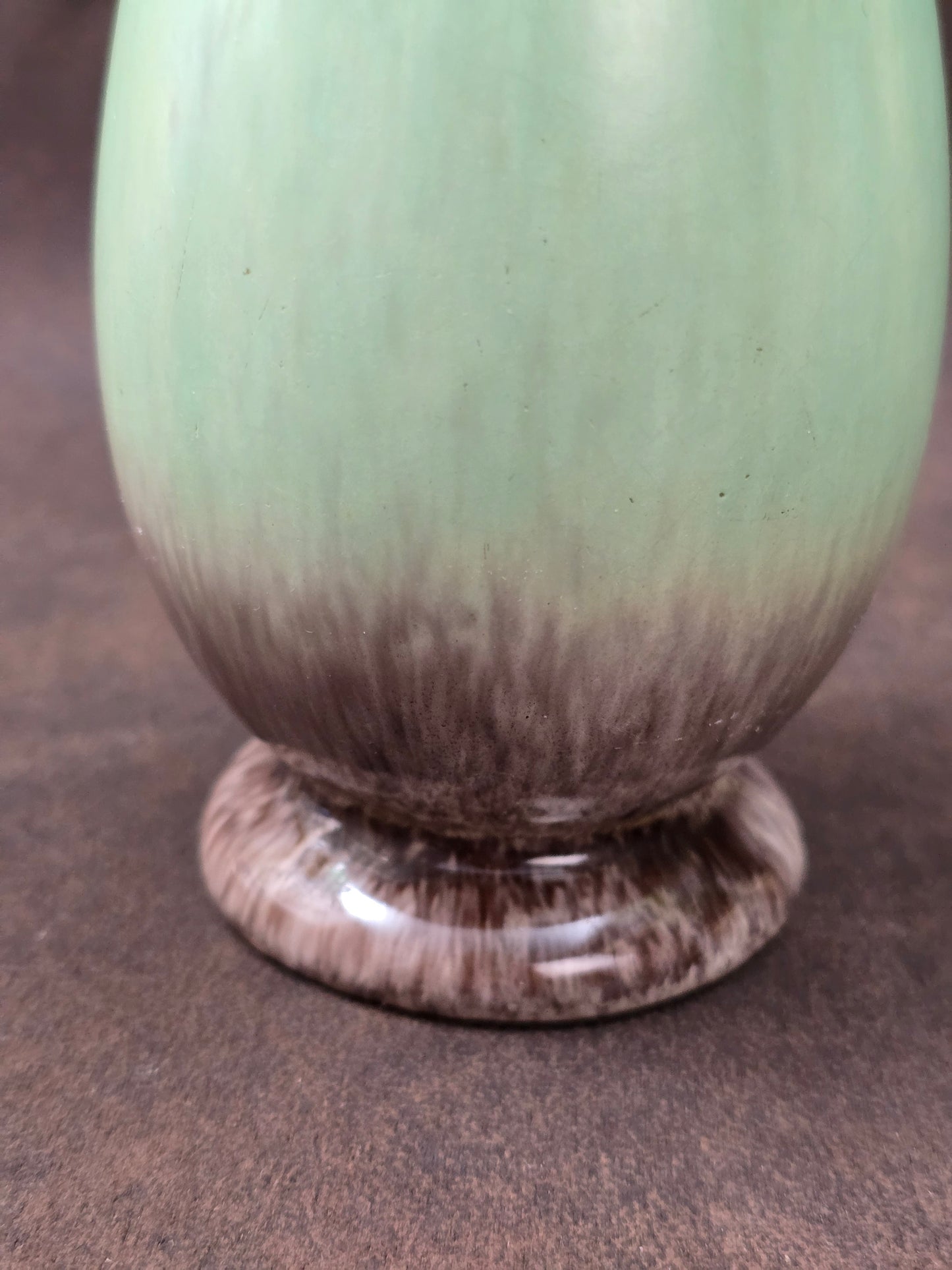 Elegante Vintage-Keramikvase mit grün-brauner Laufglasur, westdeutsche Studio-Keramik der 1960er Jahre, zeitlose Mid-Century-Ästhetik.