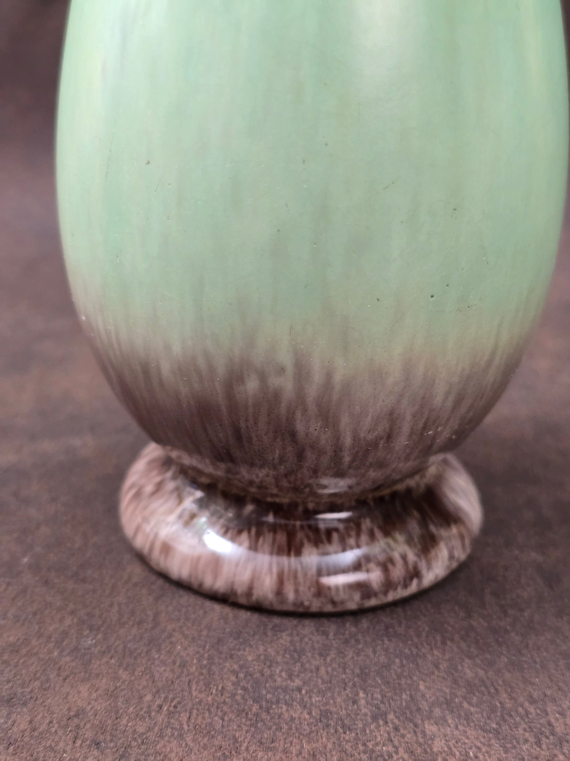 Elegante Vintage-Keramikvase mit grün-brauner Laufglasur, westdeutsche Studio-Keramik der 1960er Jahre, zeitlose Mid-Century-Ästhetik.