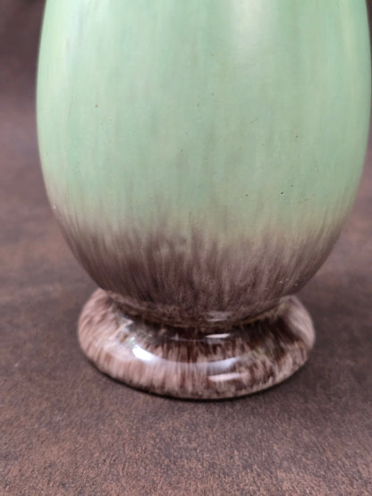 Elegante Vintage-Keramikvase mit grün-brauner Laufglasur, westdeutsche Studio-Keramik der 1960er Jahre, zeitlose Mid-Century-Ästhetik.