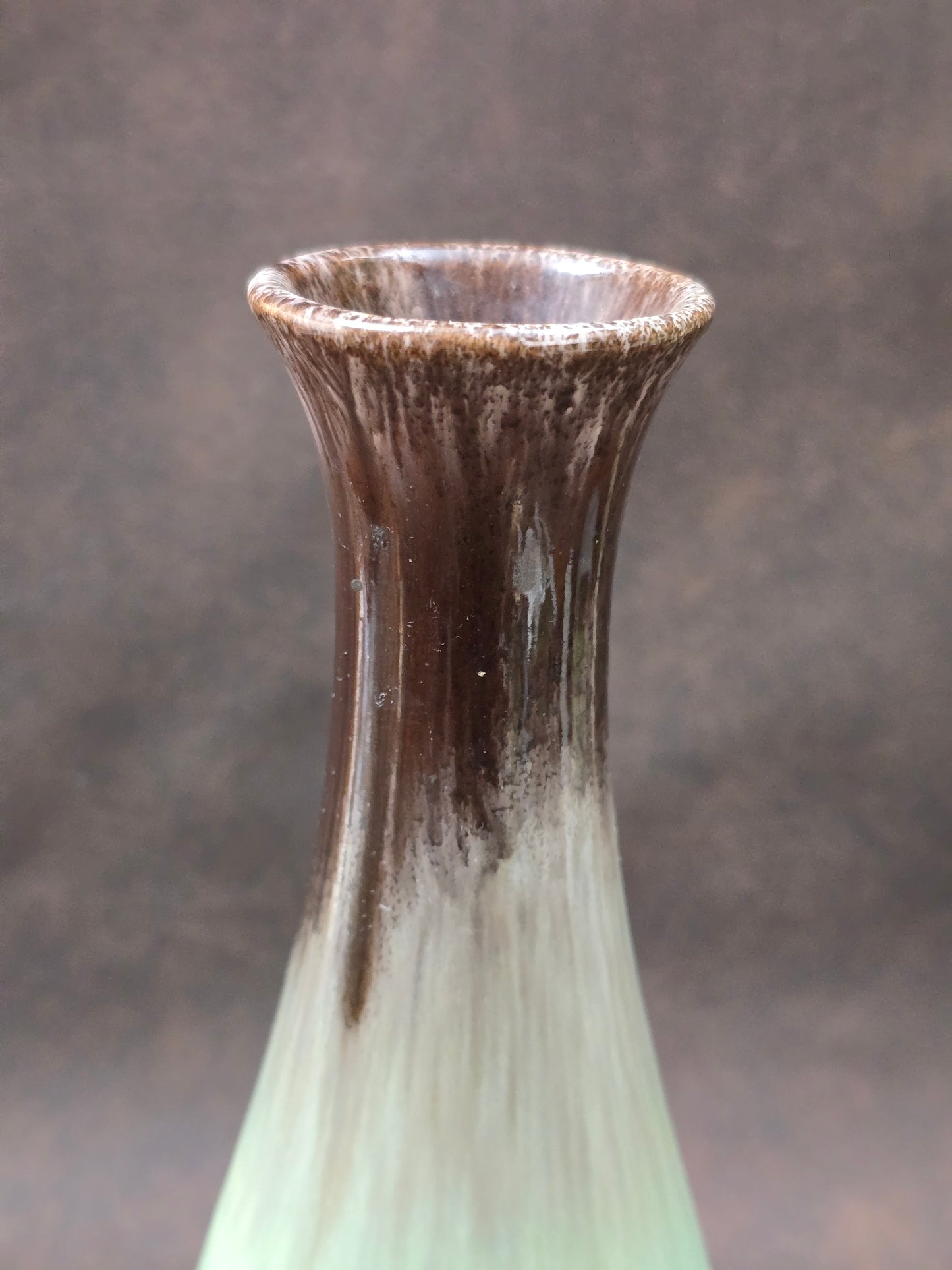 Elegante Vintage-Keramikvase mit grün-brauner Laufglasur, westdeutsche Studio-Keramik der 1960er Jahre, zeitlose Mid-Century-Ästhetik.