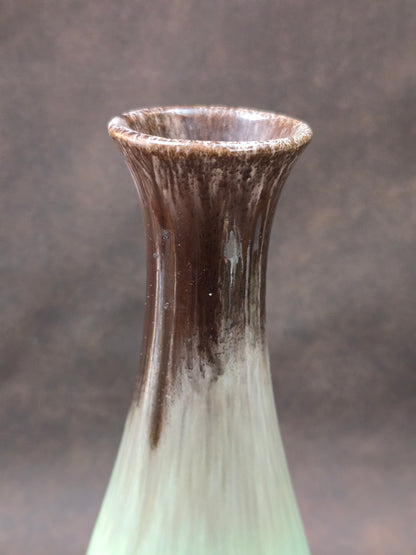 Elegante Vintage-Keramikvase mit grün-brauner Laufglasur, westdeutsche Studio-Keramik der 1960er Jahre, zeitlose Mid-Century-Ästhetik.