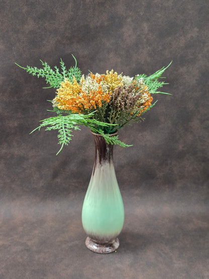 Elegante Vintage-Keramikvase mit grün-brauner Laufglasur, westdeutsche Studio-Keramik der 1960er Jahre, zeitlose Mid-Century-Ästhetik.