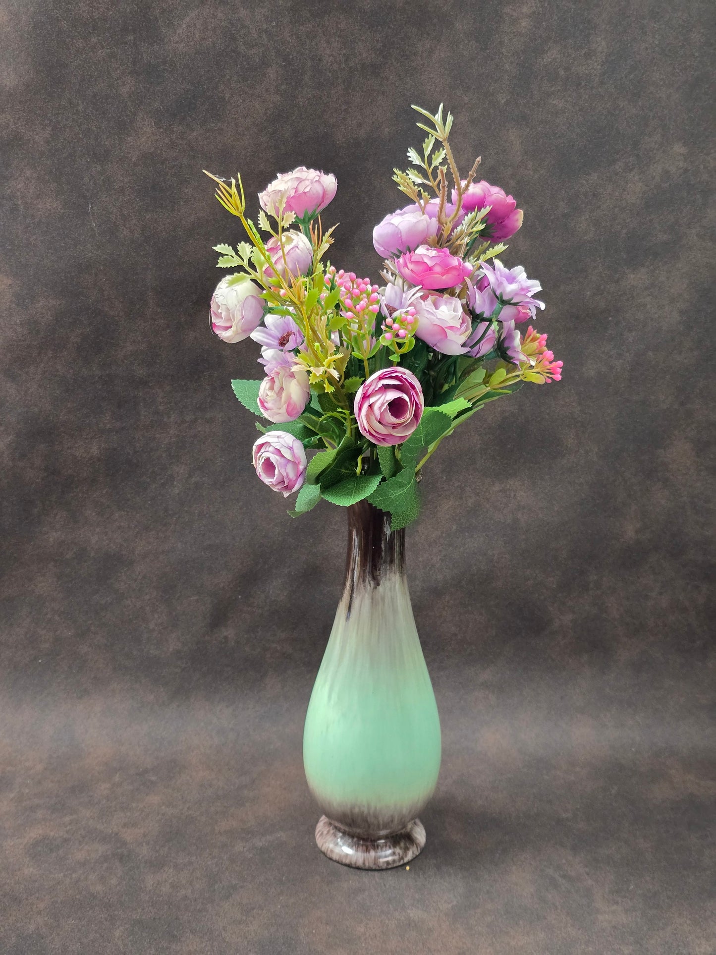Elegante Vintage-Keramikvase mit grün-brauner Laufglasur, westdeutsche Studio-Keramik der 1960er Jahre, zeitlose Mid-Century-Ästhetik.