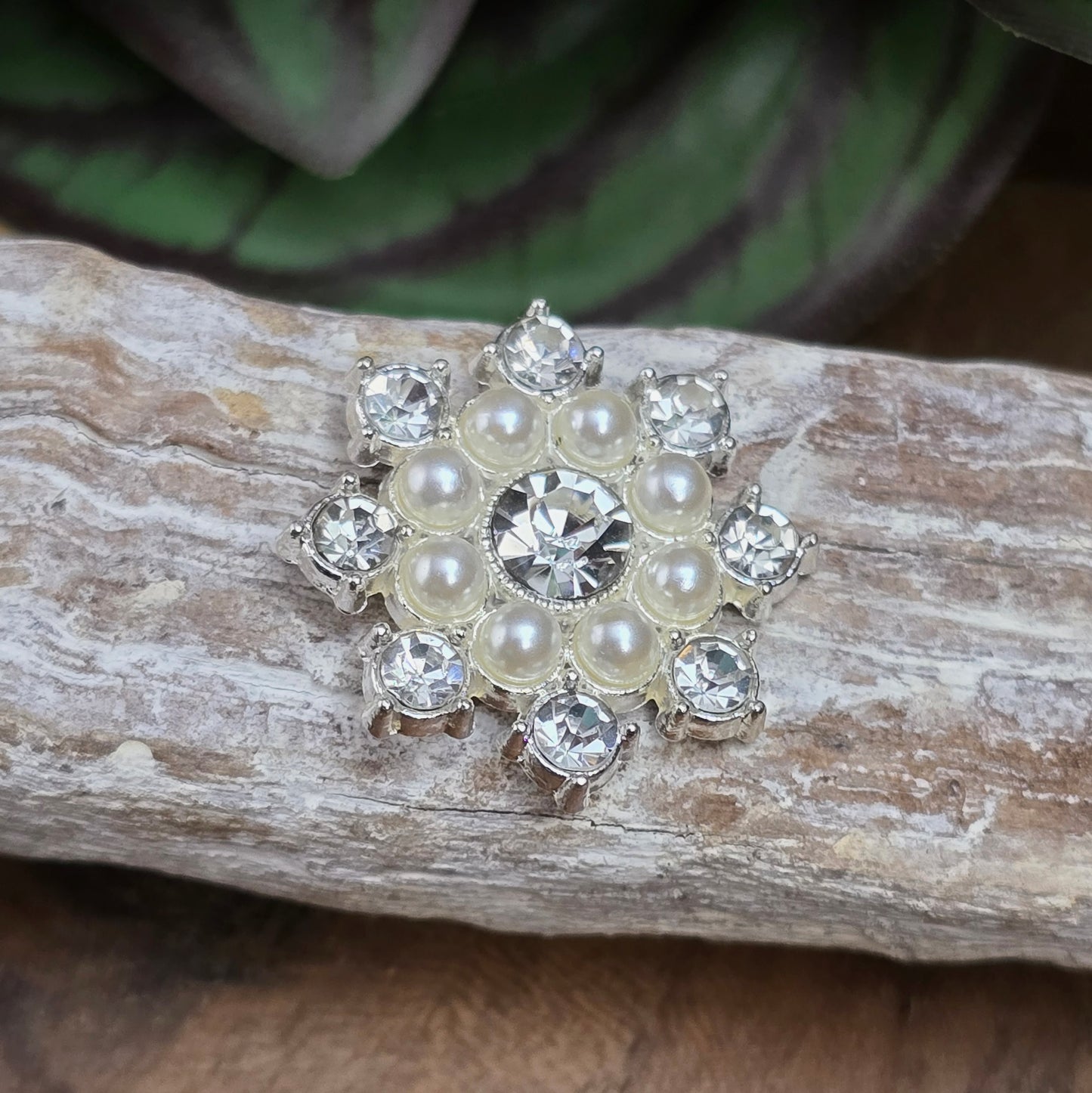 Schneeflocke in Silber mit Strass & Perlen. Perfekt für Choker, Broschen, Hüte, DIY-Winterprojekte & eleganten Haarschmuck. Glitzernd & romantisch!