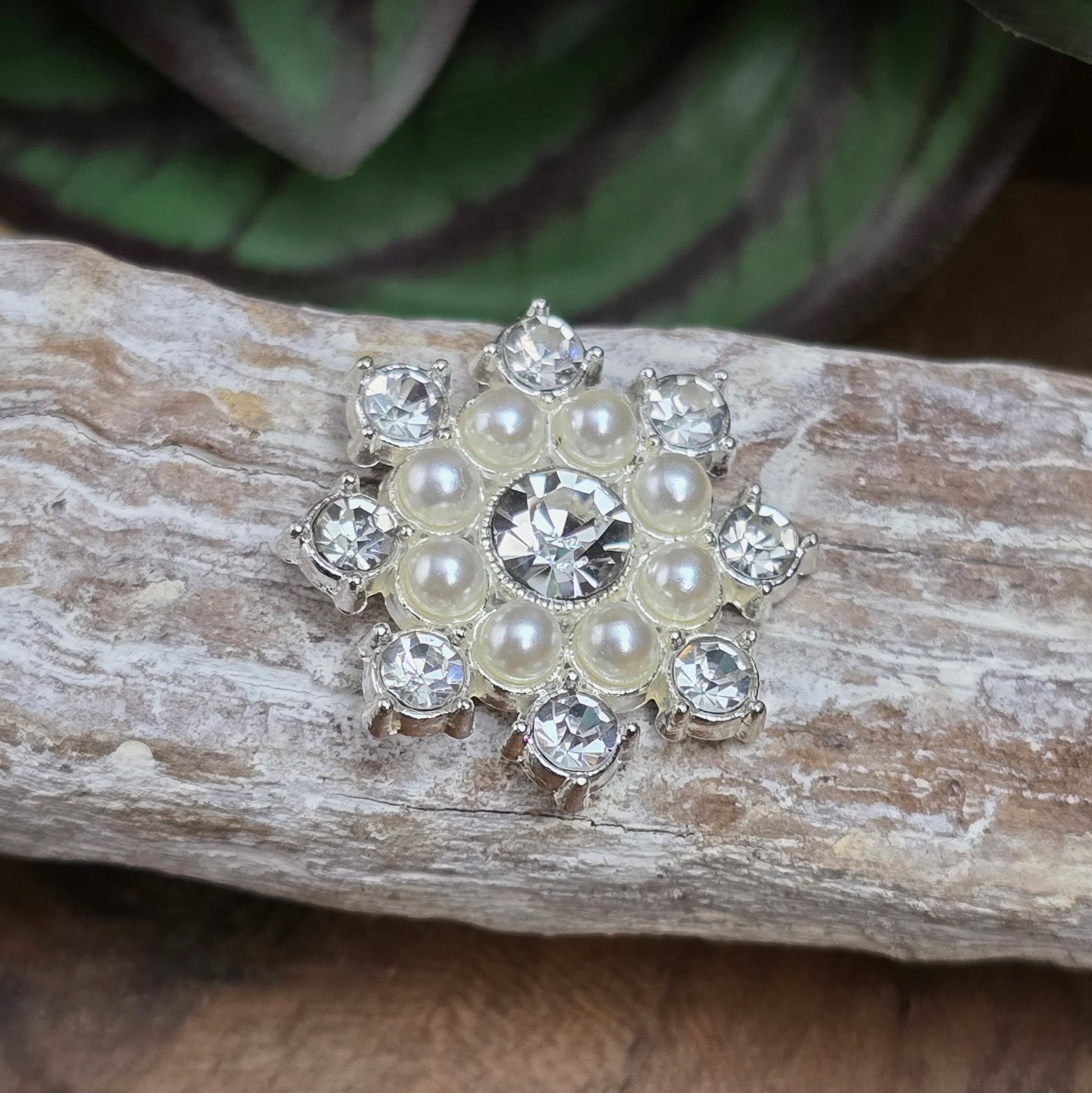 Schneeflocke in Silber mit Strass & Perlen. Perfekt für Choker, Broschen, Hüte, DIY-Winterprojekte & eleganten Haarschmuck. Glitzernd & romantisch!