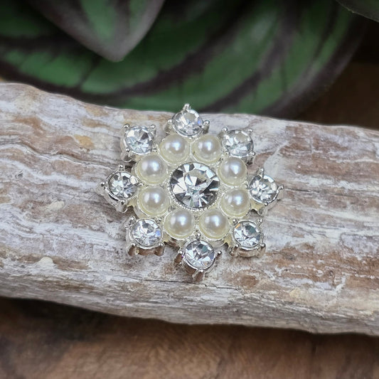 Schneeflocke in Silber mit Strass & Perlen. Perfekt für Choker, Broschen, Hüte, DIY-Winterprojekte & eleganten Haarschmuck. Glitzernd & romantisch!