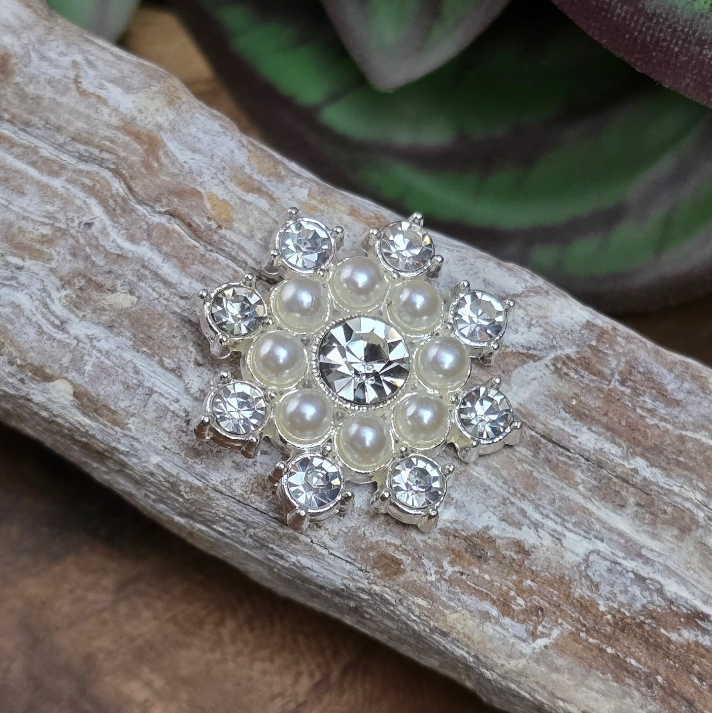 Schneeflocke in Silber mit Strass & Perlen. Perfekt für Choker, Broschen, Hüte, DIY-Winterprojekte & eleganten Haarschmuck. Glitzernd & romantisch!