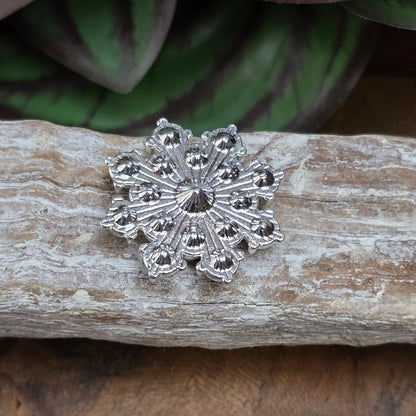 Schneeflocke in Silber mit Strass & Perlen. Perfekt für Choker, Broschen, Hüte, DIY-Winterprojekte & eleganten Haarschmuck. Glitzernd & romantisch!