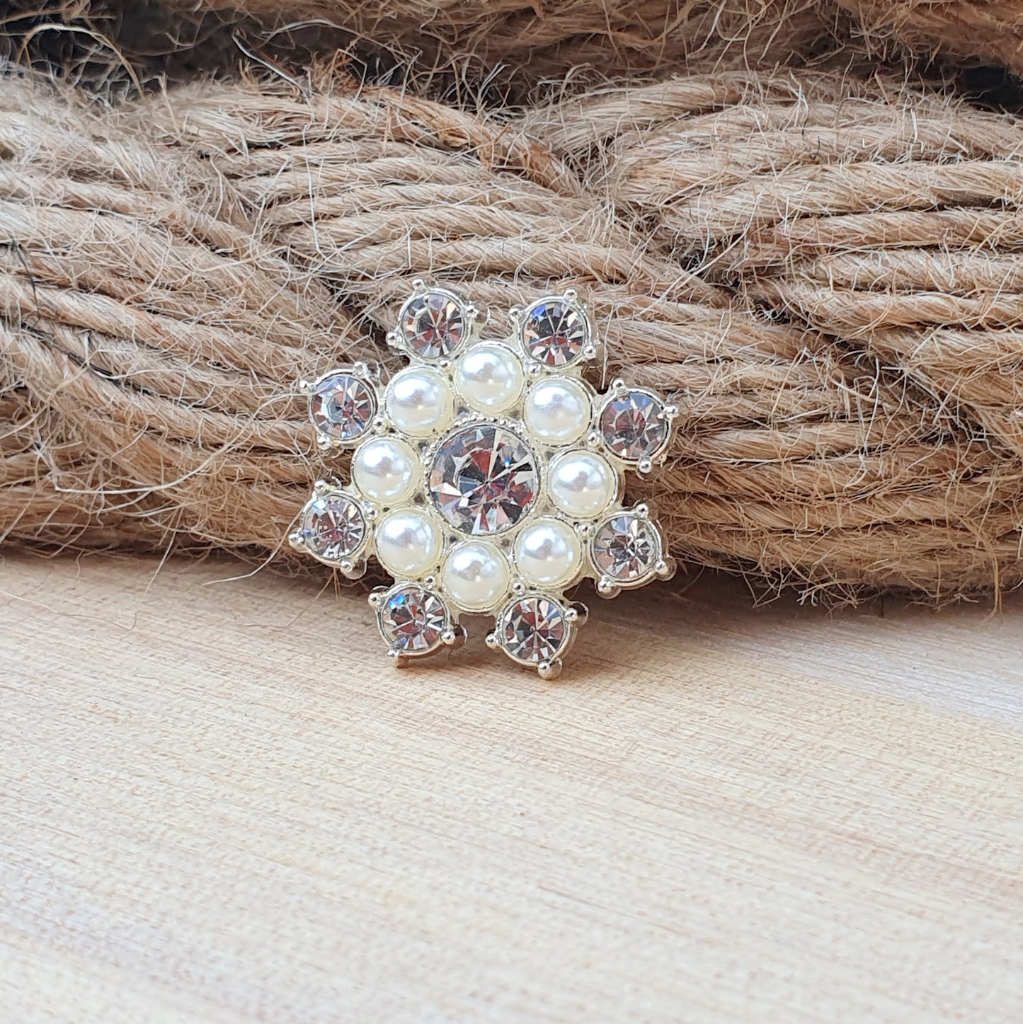 Zierelement mit weißen Kunstperlen und Strass und weißen Perlen, silberfarbig, 24mm