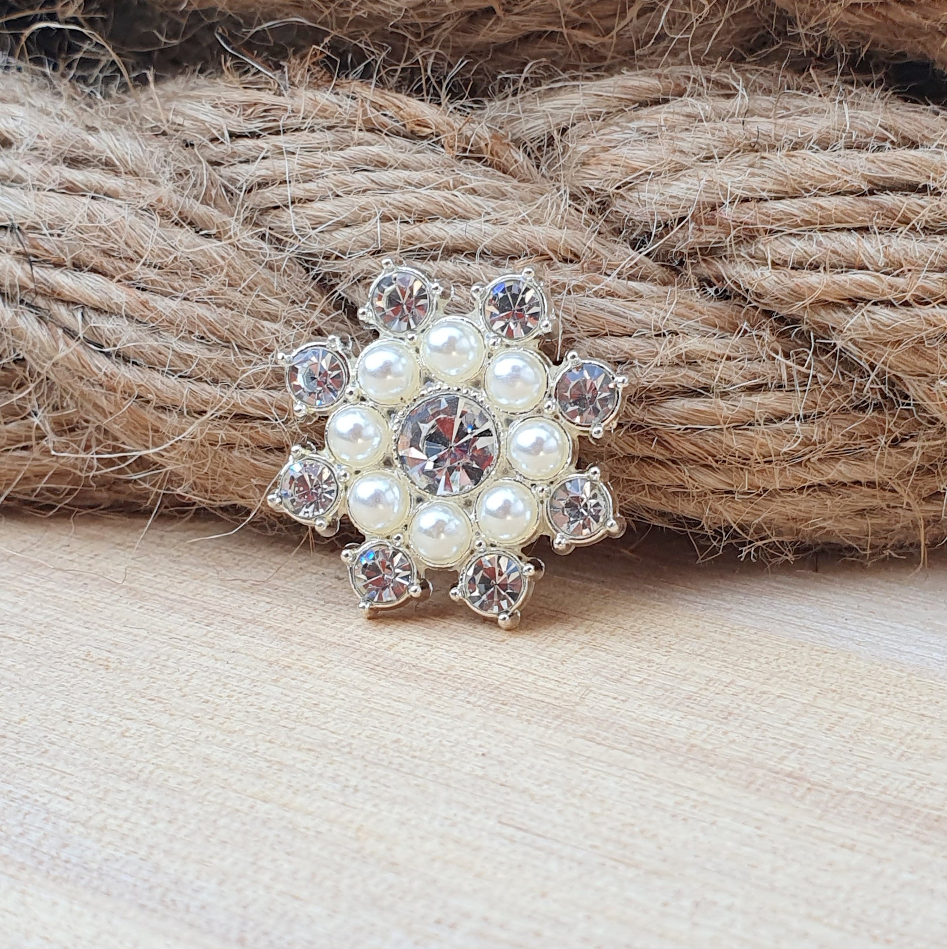 Zierelement mit weißen Kunstperlen und Strass und weißen Perlen, silberfarbig, 24mm