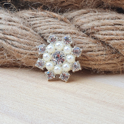 Zierelement mit weißen Kunstperlen und Strass und weißen Perlen, silberfarbig, 24mm