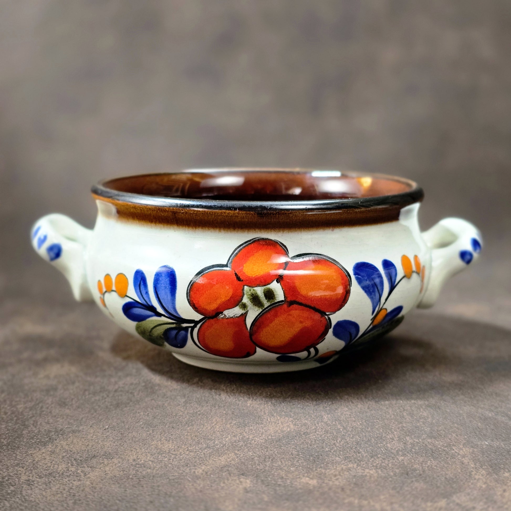 Zwei runde Suppenschüsseln von Schramberg, handbemalt mit floralem Seefeld-Dekor in Rot, Blau und Orange, 1970er–1980er Jahre, Vintage Keramik.