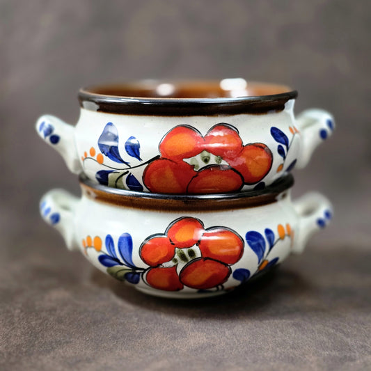 Zwei runde Suppenschüsseln von Schramberg, handbemalt mit floralem Seefeld-Dekor in Rot, Blau und Orange, 1970er–1980er Jahre, Vintage Keramik.