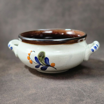 Zwei runde Suppenschüsseln von Schramberg, handbemalt mit floralem Seefeld-Dekor in Rot, Blau und Orange, 1970er–1980er Jahre, Vintage Keramik.