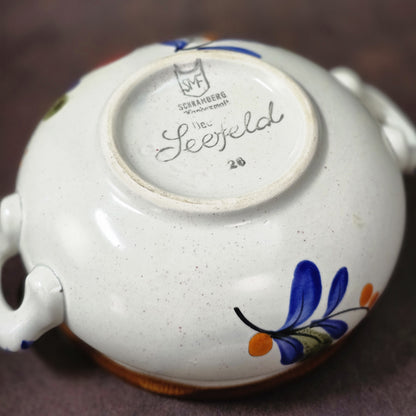 Zwei runde Suppenschüsseln von Schramberg, handbemalt mit floralem Seefeld-Dekor in Rot, Blau und Orange, 1970er–1980er Jahre, Vintage Keramik.