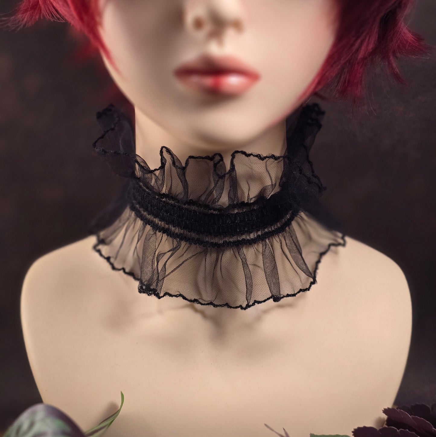Schwarzer Barock-Choker mit Rüsche & Satinband – elastisch & individuell bindbar – ideal für Cosplay, Festival oder Gothic Looks. Weich, bequem & ausdrucksstark!