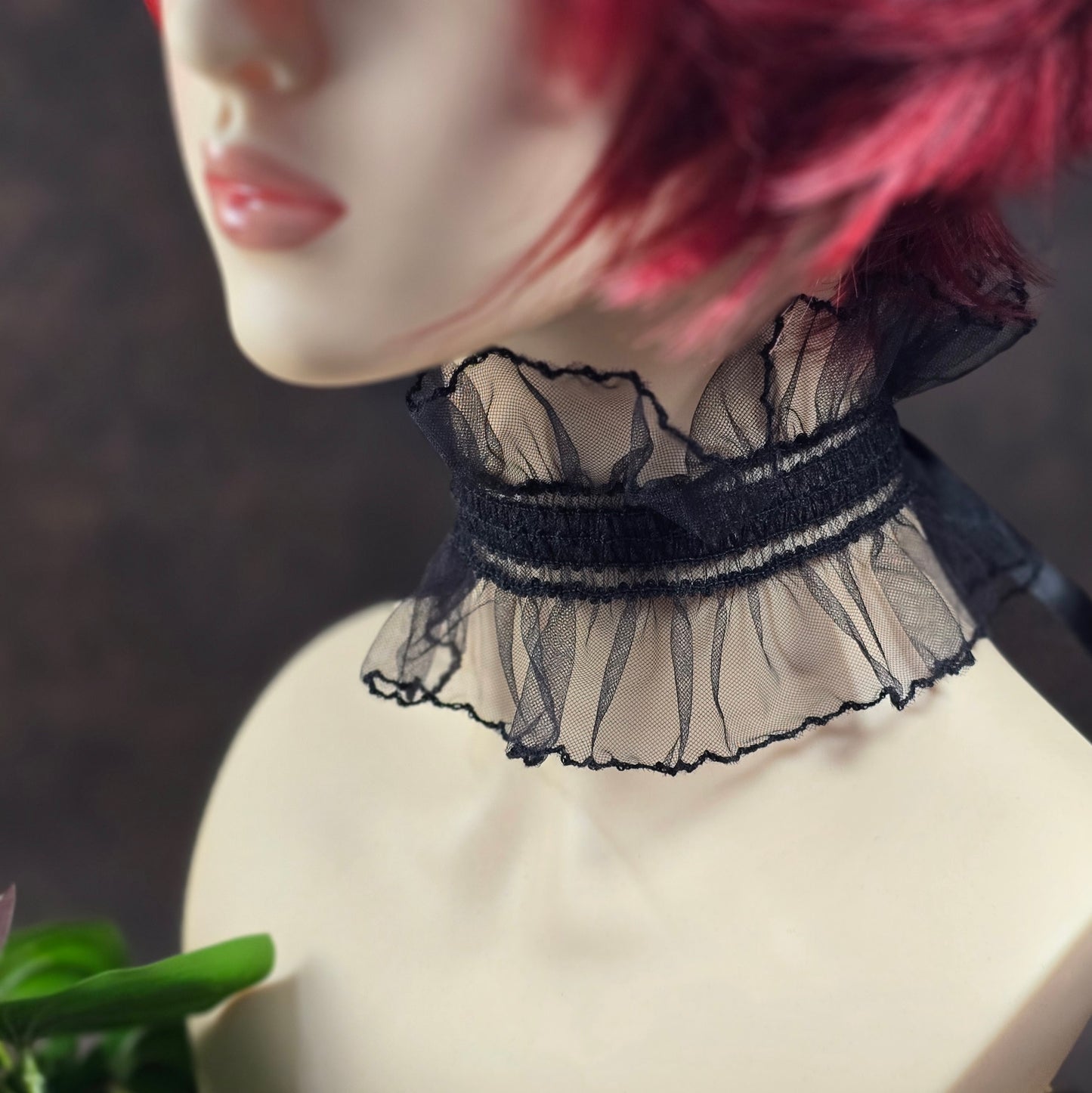 Schwarzer Barock-Choker mit Rüsche & Satinband – elastisch & individuell bindbar – ideal für Cosplay, Festival oder Gothic Looks. Weich, bequem & ausdrucksstark!
