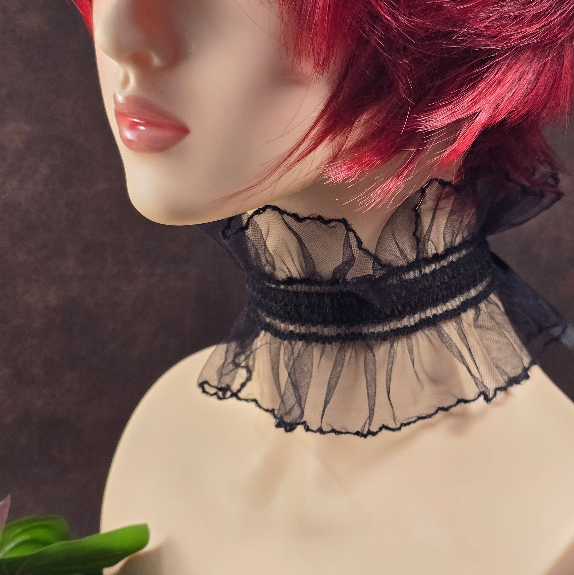 Schwarzer Barock-Choker mit Rüsche & Satinband – elastisch & individuell bindbar – ideal für Cosplay, Festival oder Gothic Looks. Weich, bequem & ausdrucksstark!