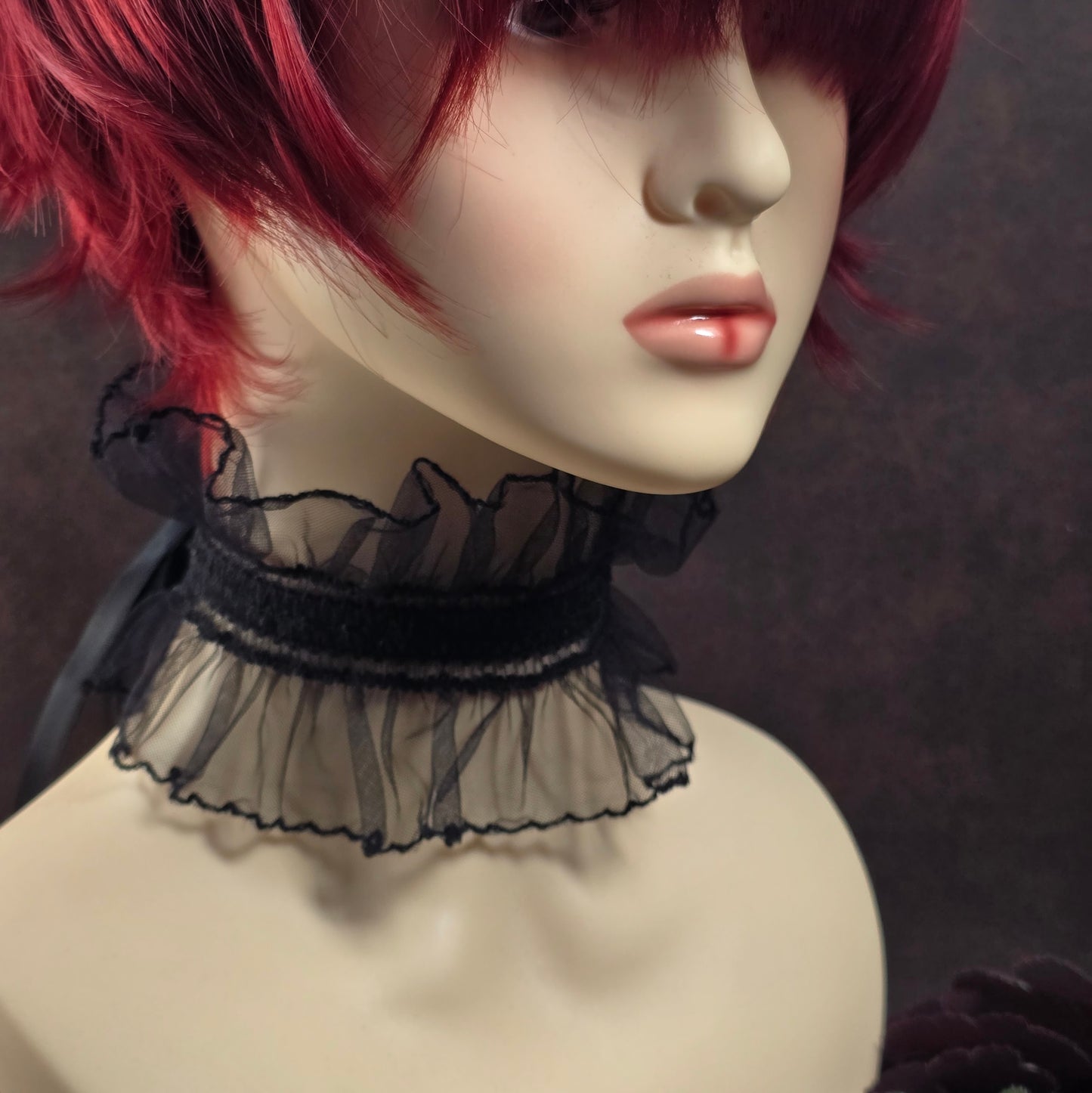 Schwarzer Barock-Choker mit Rüsche & Satinband – elastisch & individuell bindbar – ideal für Cosplay, Festival oder Gothic Looks. Weich, bequem & ausdrucksstark!