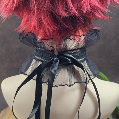Schwarzer Barock-Choker mit Rüsche & Satinband – elastisch & individuell bindbar – ideal für Cosplay, Festival oder Gothic Looks. Weich, bequem & ausdrucksstark!
