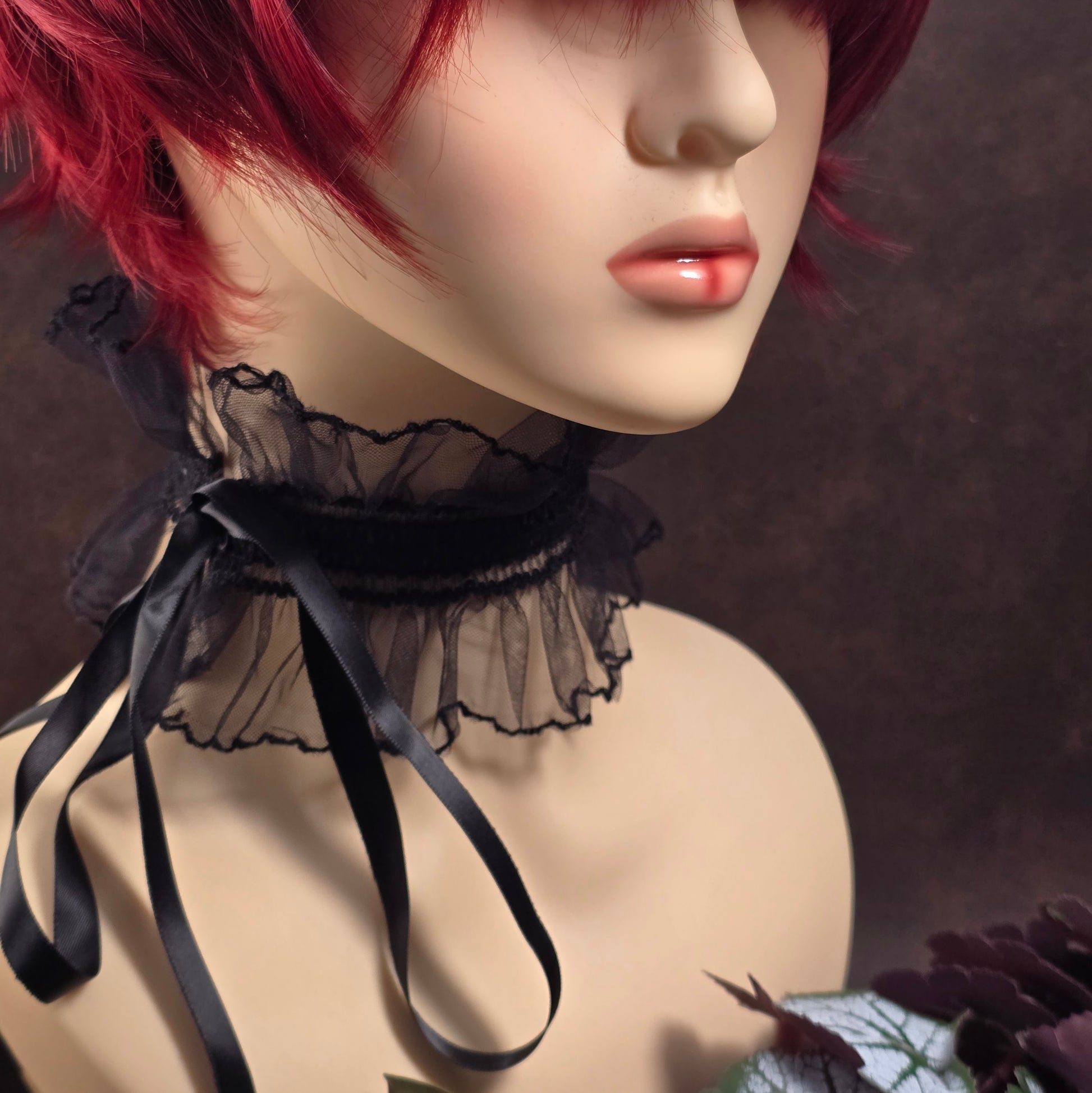 Schwarzer Barock-Choker mit Rüsche & Satinband – elastisch & individuell bindbar – ideal für Cosplay, Festival oder Gothic Looks. Weich, bequem & ausdrucksstark!