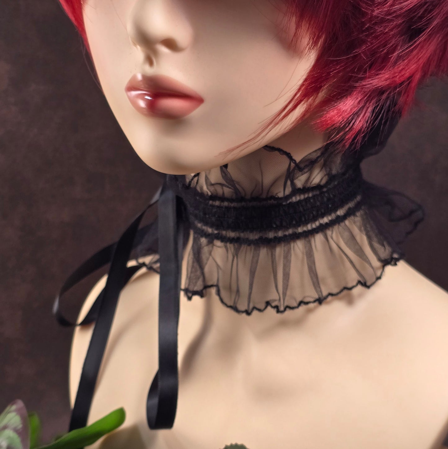 Schwarzer Barock-Choker mit Rüsche & Satinband – elastisch & individuell bindbar – ideal für Cosplay, Festival oder Gothic Looks. Weich, bequem & ausdrucksstark!