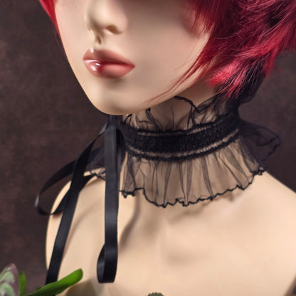 Schwarzer Barock-Choker mit Rüsche & Satinband – elastisch & individuell bindbar – ideal für Cosplay, Festival oder Gothic Looks. Weich, bequem & ausdrucksstark!