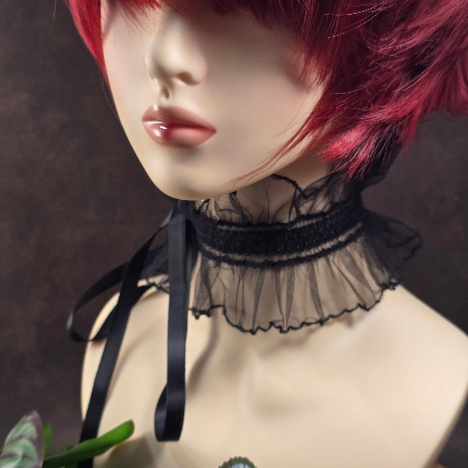 Schwarzer Barock-Choker mit Rüsche & Satinband – elastisch & individuell bindbar – ideal für Cosplay, Festival oder Gothic Looks. Weich, bequem & ausdrucksstark!