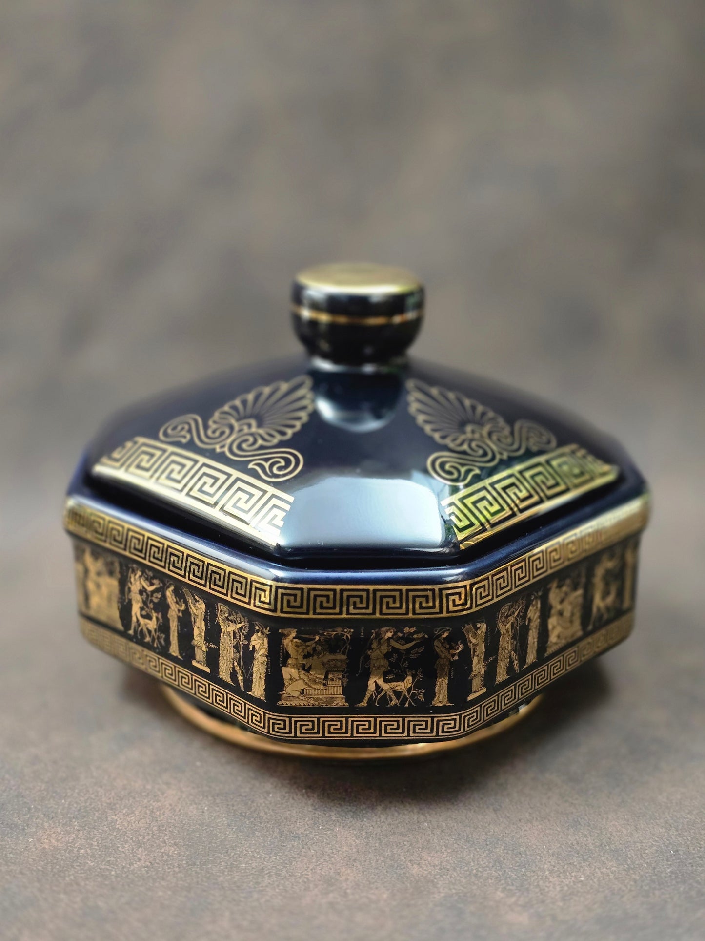 Sechseckige Vintage-Deckeldose aus schwarzer Keramik mit 24k Goldverzierung und antikem Figurenfries, handgefertigt in Griechenland, 1960er Jahre.
