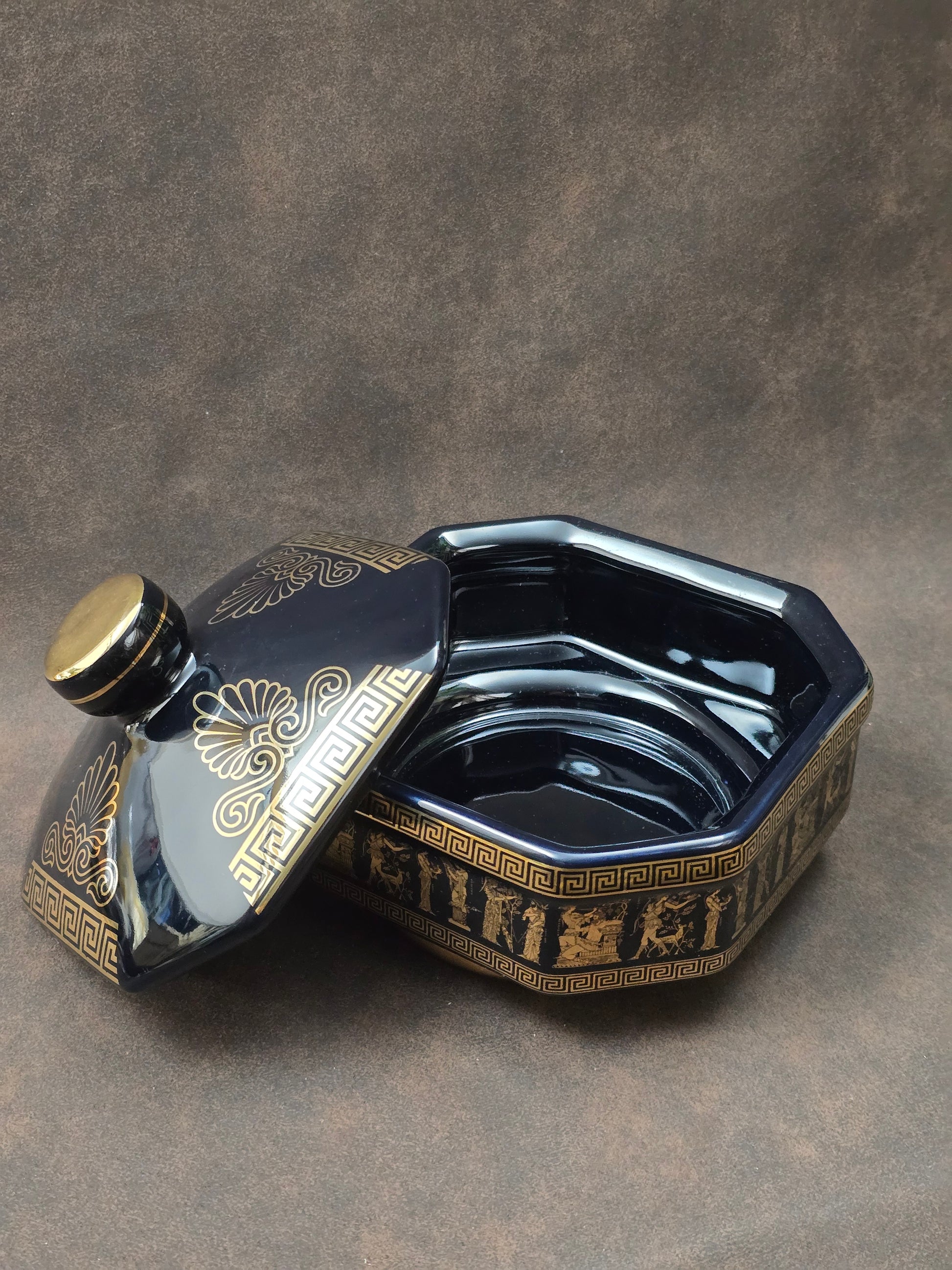 Sechseckige Vintage-Deckeldose aus schwarzer Keramik mit 24k Goldverzierung und antikem Figurenfries, handgefertigt in Griechenland, 1960er Jahre.