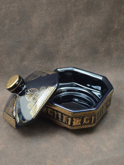 Sechseckige Vintage-Deckeldose aus schwarzer Keramik mit 24k Goldverzierung und antikem Figurenfries, handgefertigt in Griechenland, 1960er Jahre.