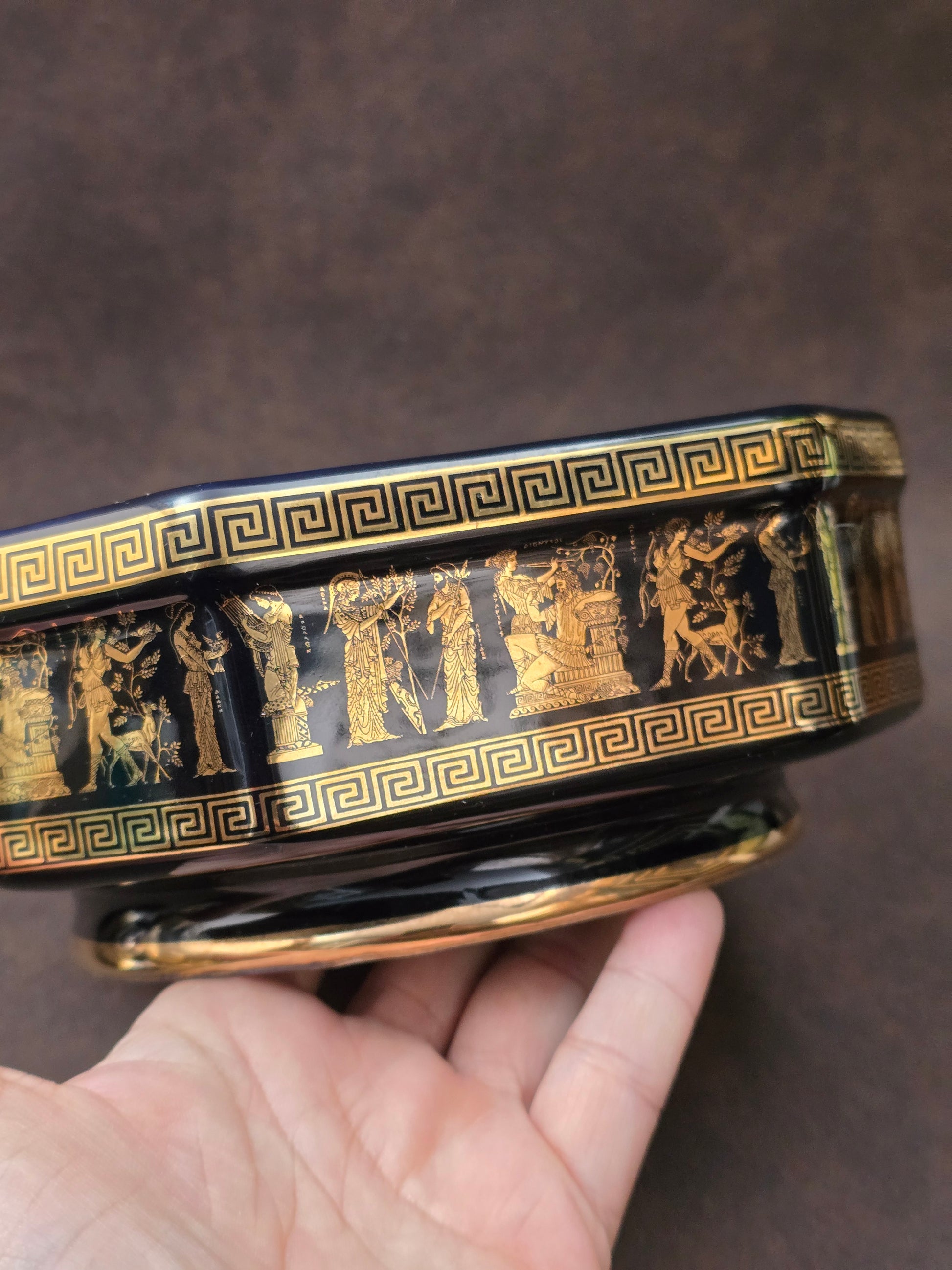 Sechseckige Vintage-Deckeldose aus schwarzer Keramik mit 24k Goldverzierung und antikem Figurenfries, handgefertigt in Griechenland, 1960er Jahre.